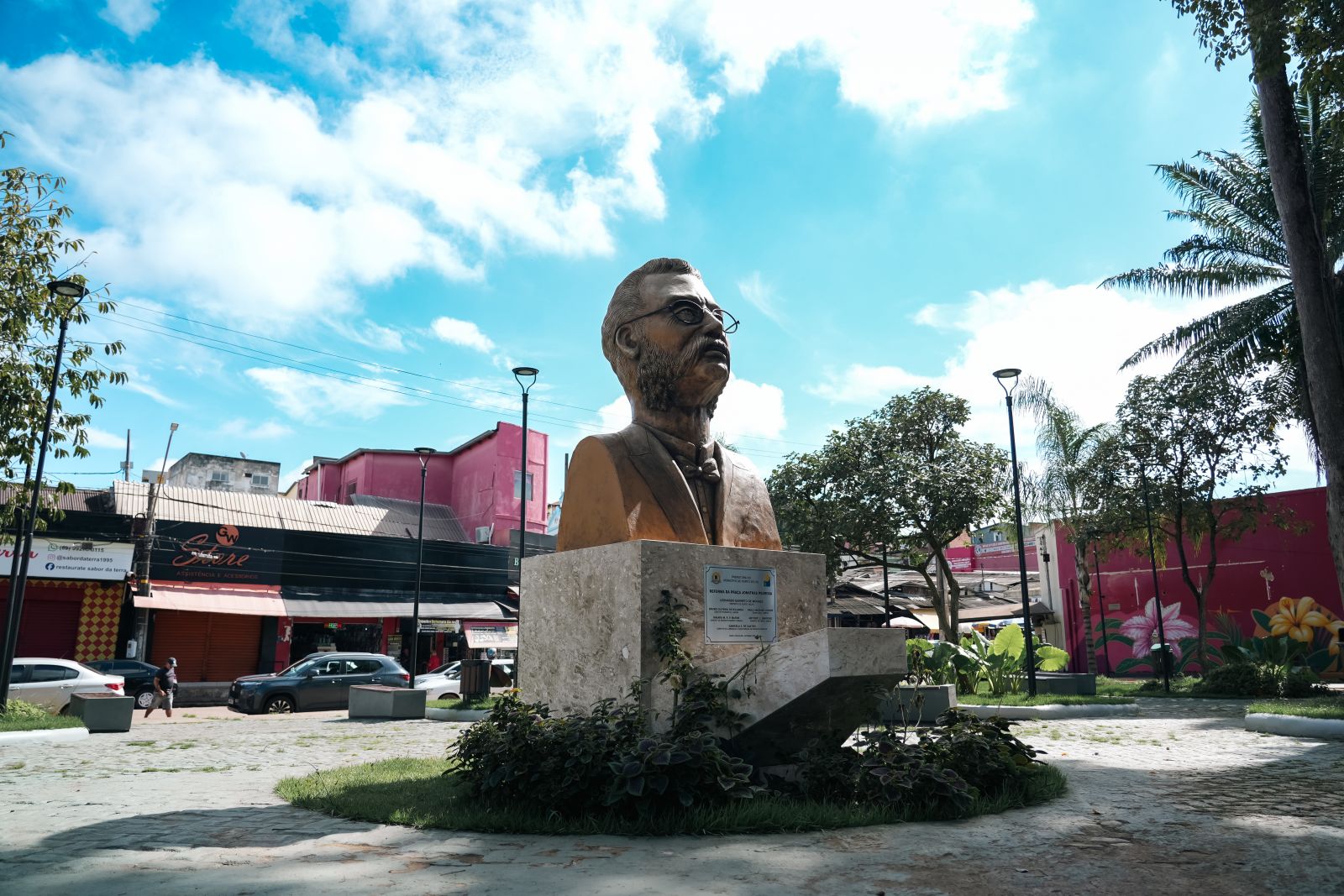 Praça nasceu como uma homenagem ao homem que validou a certidão de nascimento da cidade