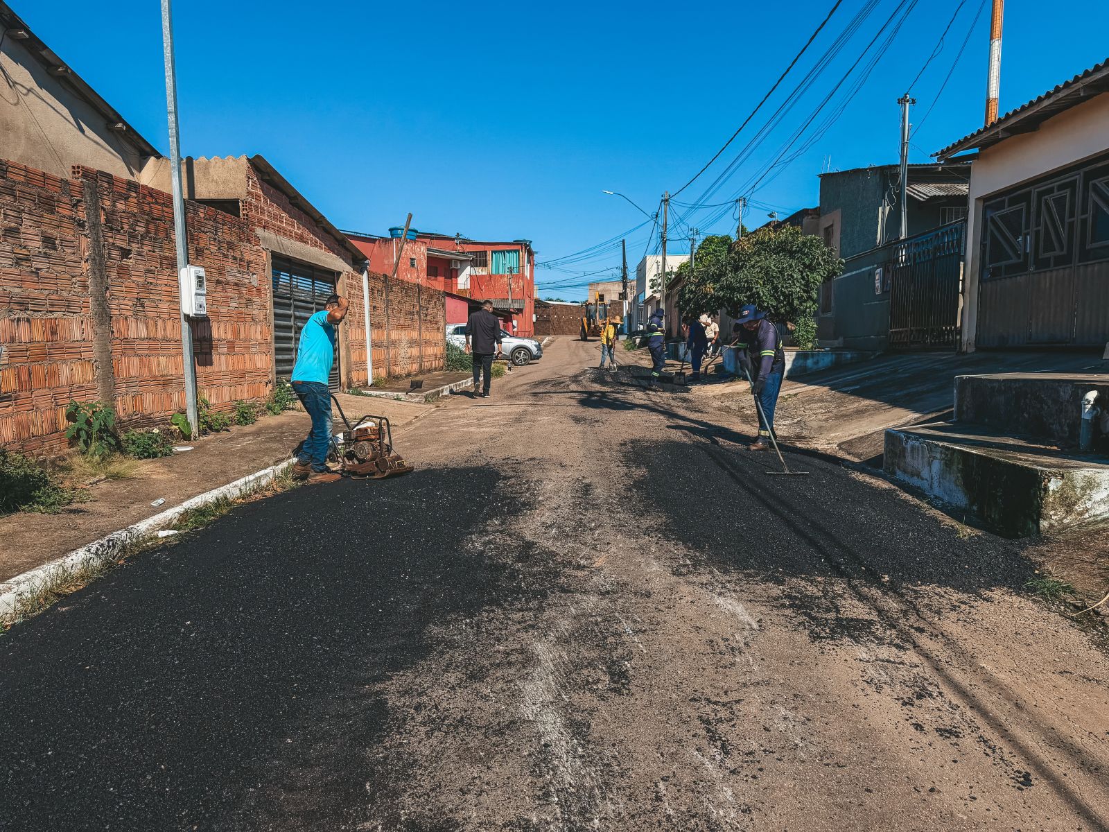 Equipes do programa Tapa Buraco seguem atuando em vários pontos da cidade